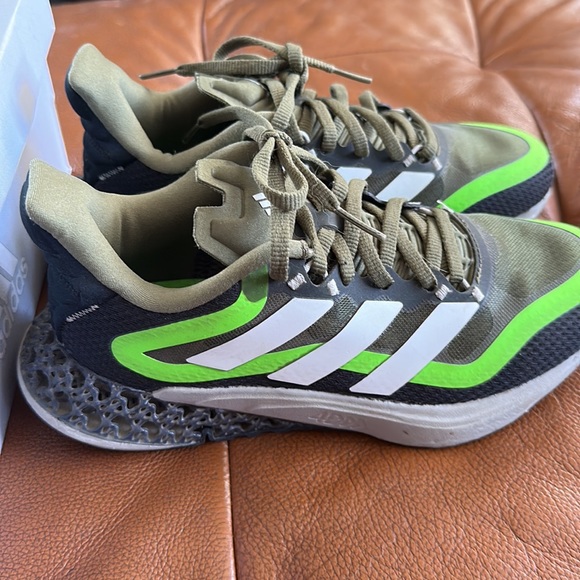 Adidas 4DFWD PULSE 2J size 4 Boys in Metallic Grey / Green - Picture 2 of 9